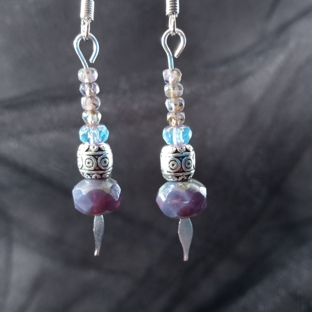 Periwinkle glass bead earrings - Picture 5 of 5